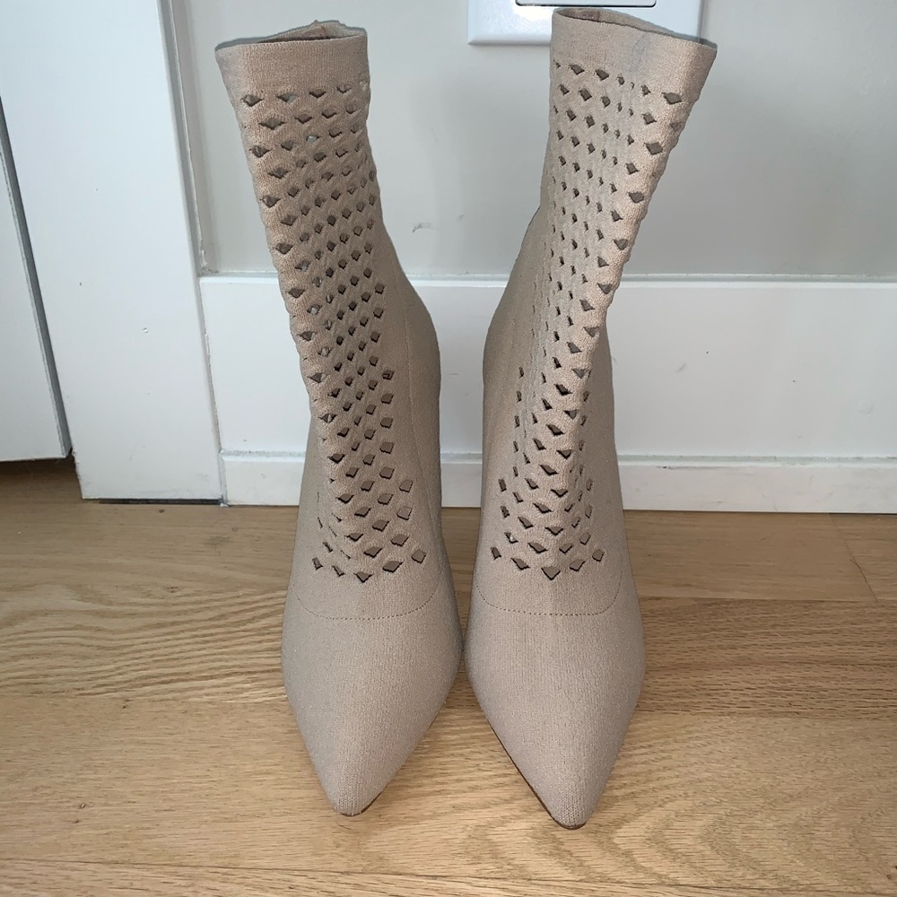 ALDO ANKLE CUTOUT BOOTS NUDE STRETCH 7.5 SEASSI
